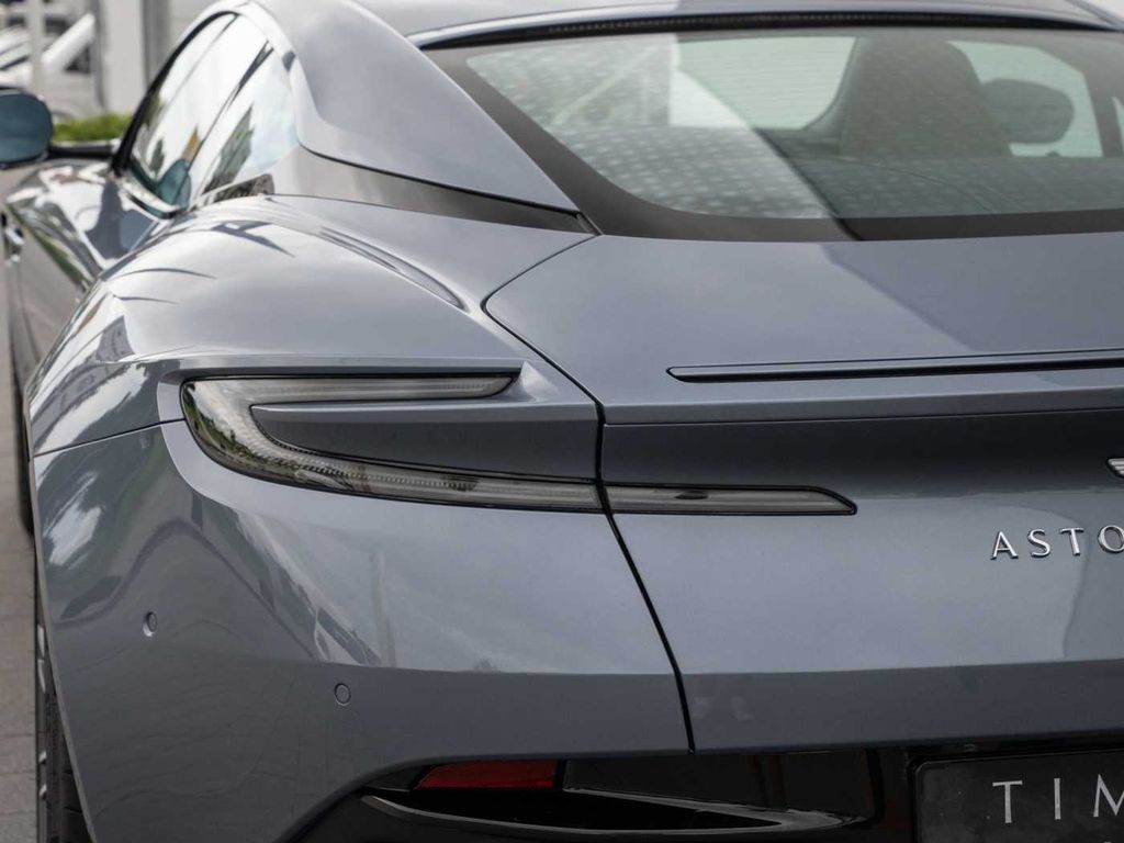 Aston Martin DB12 2024