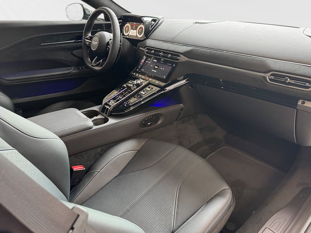 Aston Martin V8 Vantage 2025