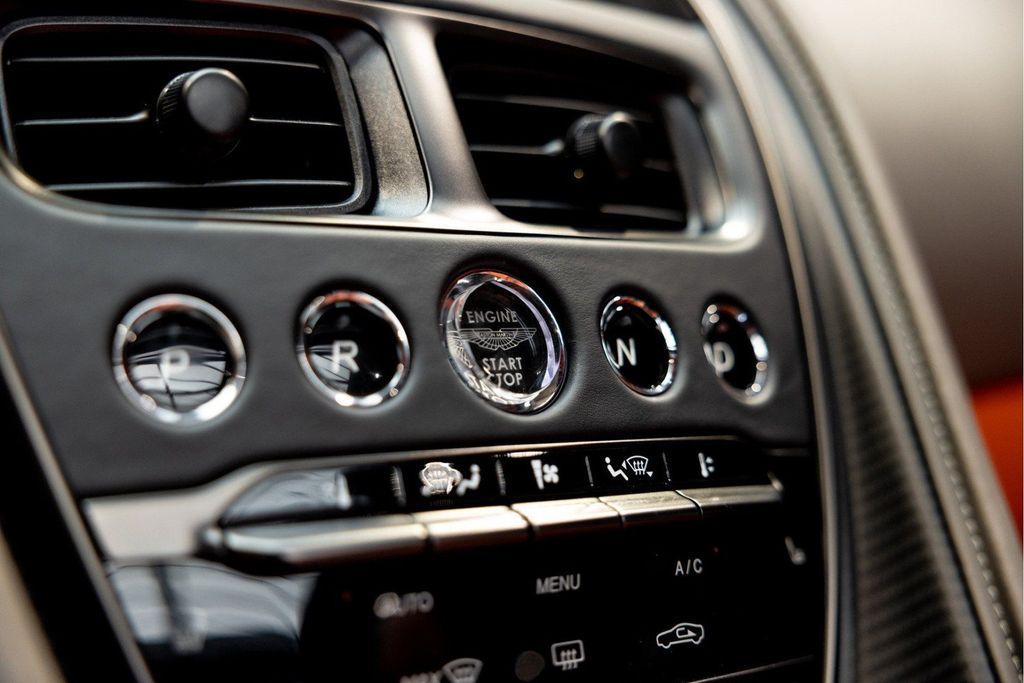 Aston Martin DBS 2024