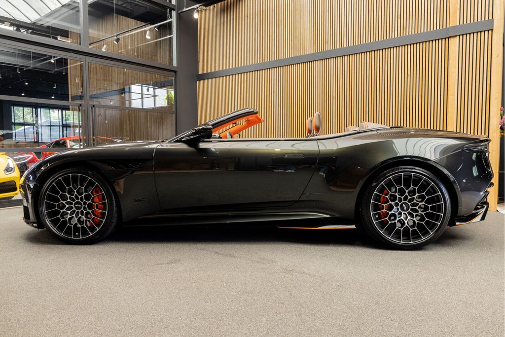 Aston Martin DBS 2024