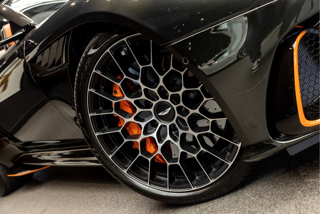 Aston Martin DBS 2024