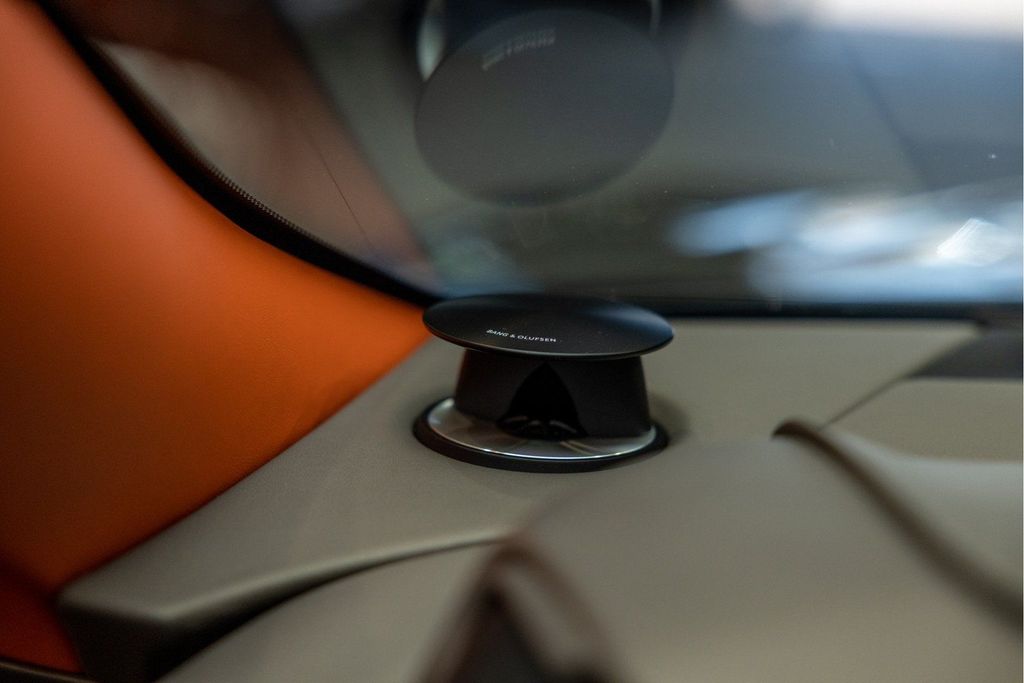 Aston Martin DBS 2024