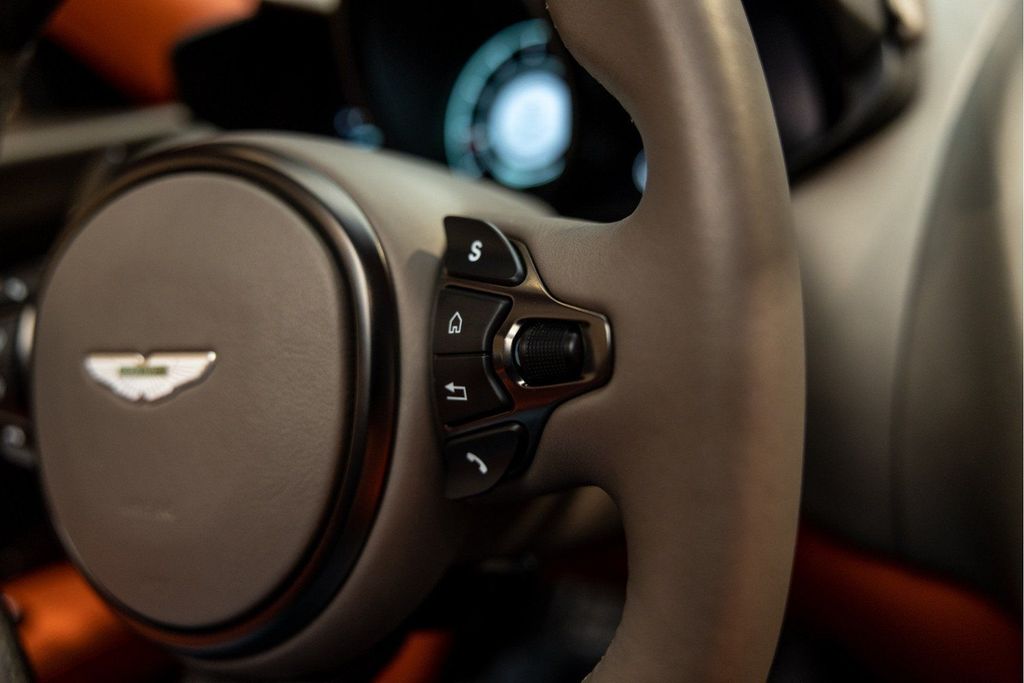 Aston Martin DBS 2024