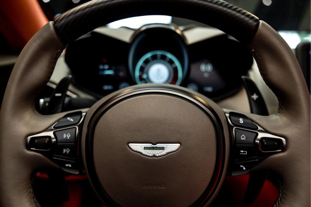 Aston Martin DBS 2024