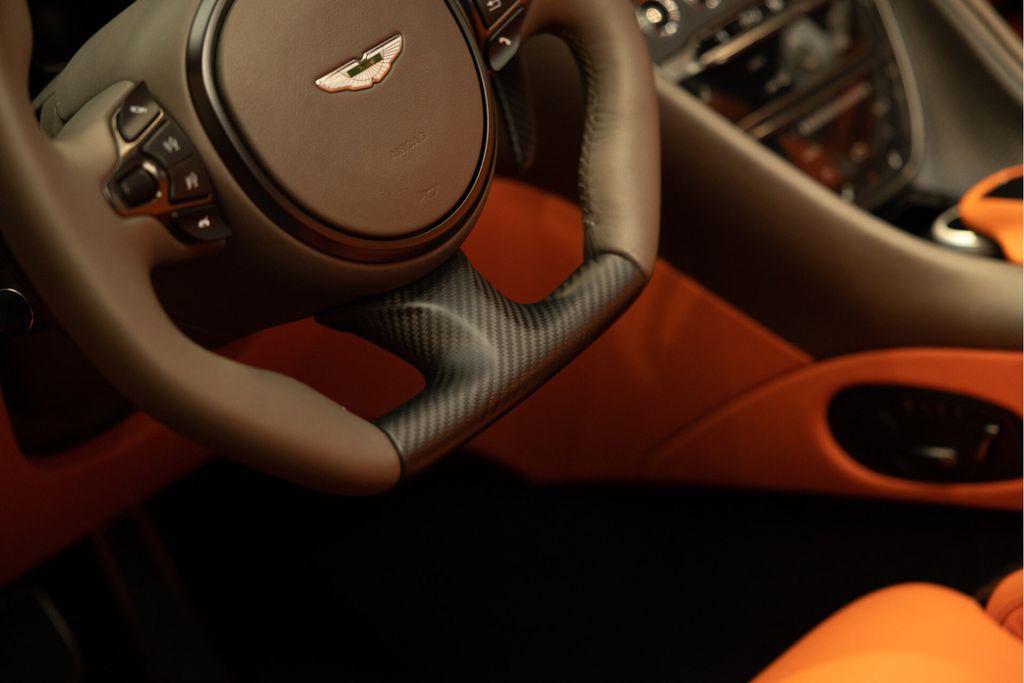 Aston Martin DBS 2024