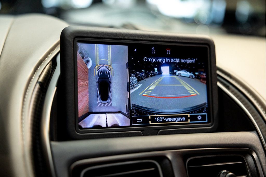 Aston Martin DBS 2024