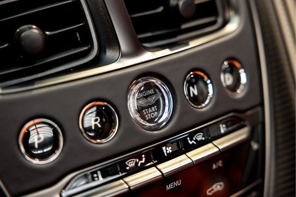 Aston Martin DBS 2024