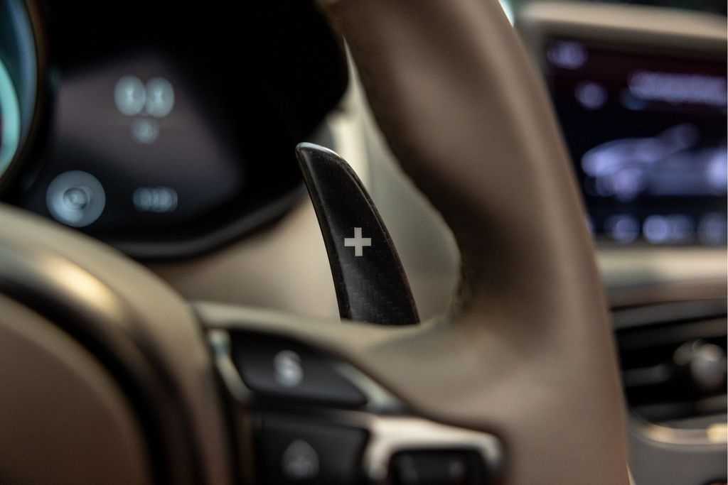 Aston Martin DBS 2024