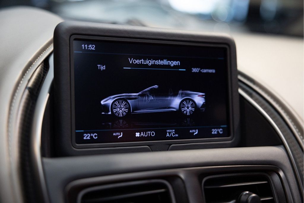 Aston Martin DBS 2024
