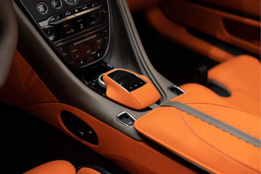 Aston Martin DBS 2024