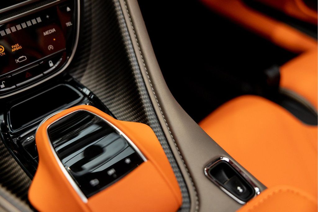 Aston Martin DBS 2024