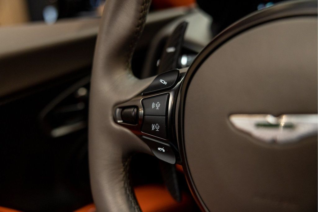 Aston Martin DBS 2024