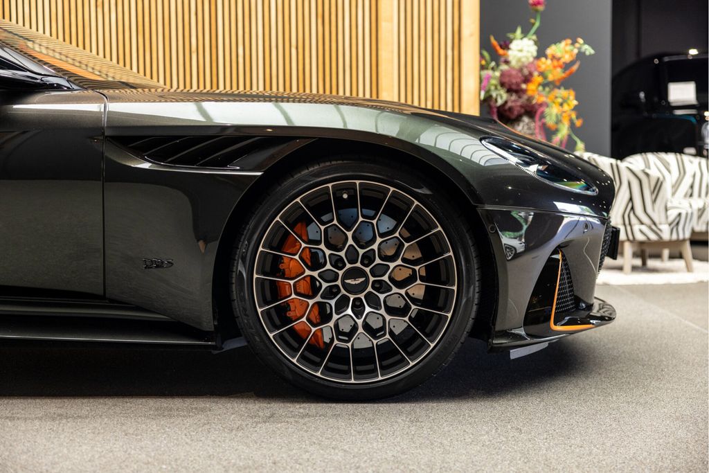 Aston Martin DBS 2024
