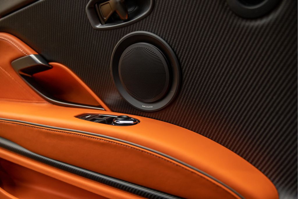 Aston Martin DBS 2024