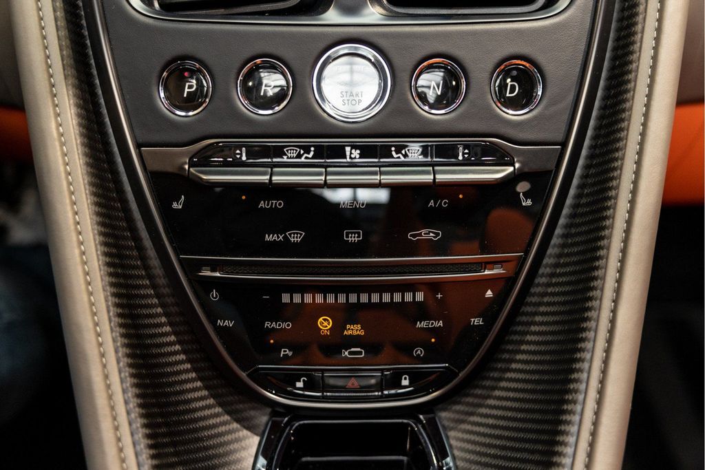 Aston Martin DBS 2024