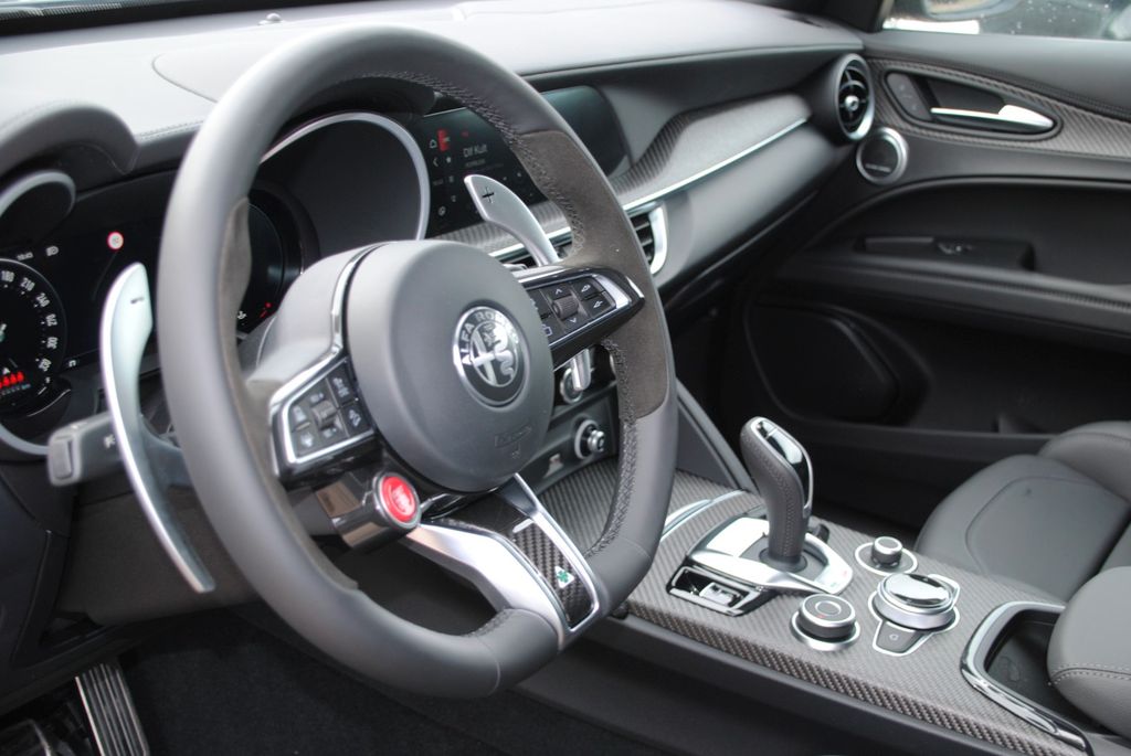 Alfa Romeo Stelvio 2025
