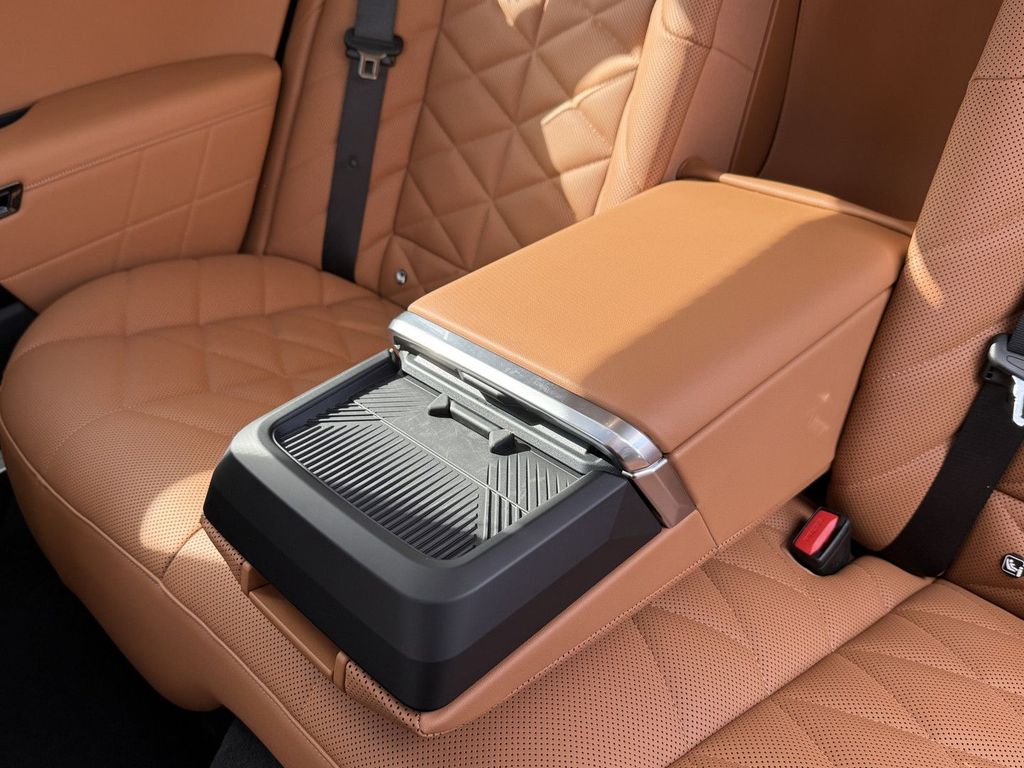 BMW 750 2025