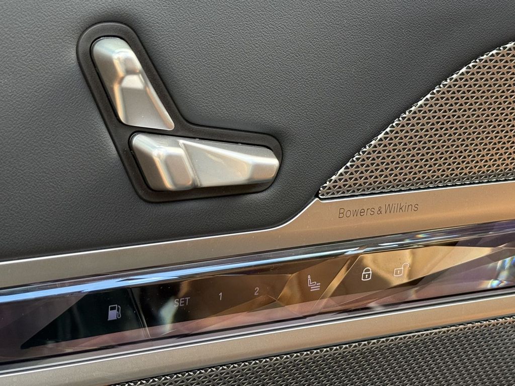 BMW 750 2025
