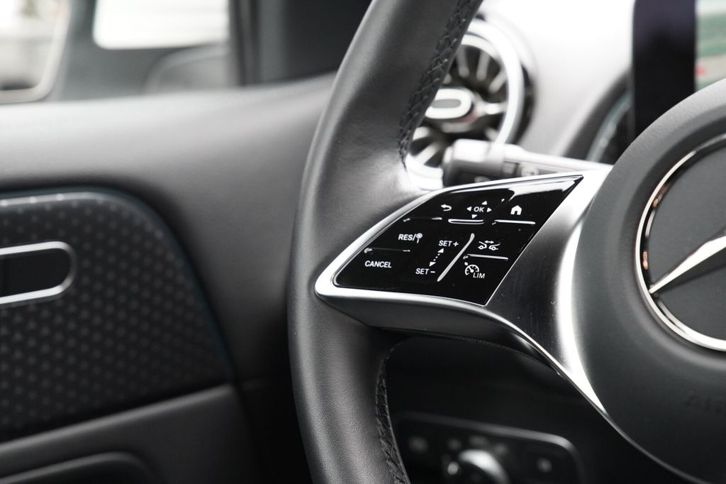 Mercedes-Benz EQB 2024