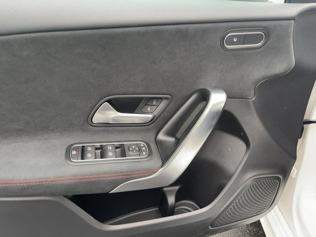 Mercedes-Benz A 180 2025