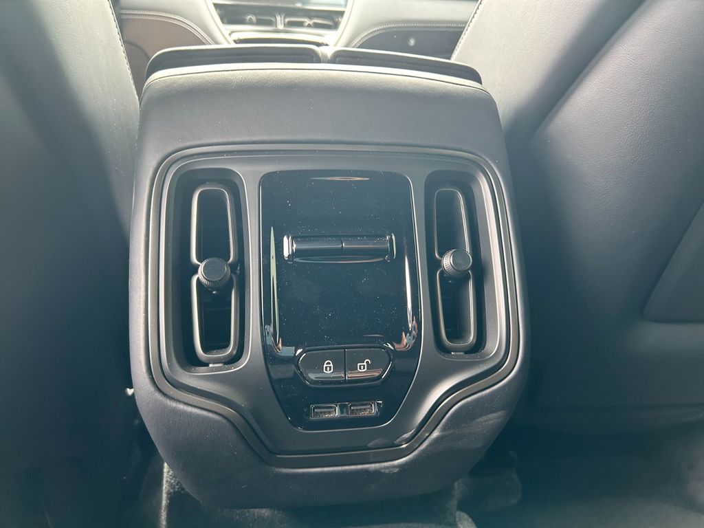 Aston Martin DBX 2024