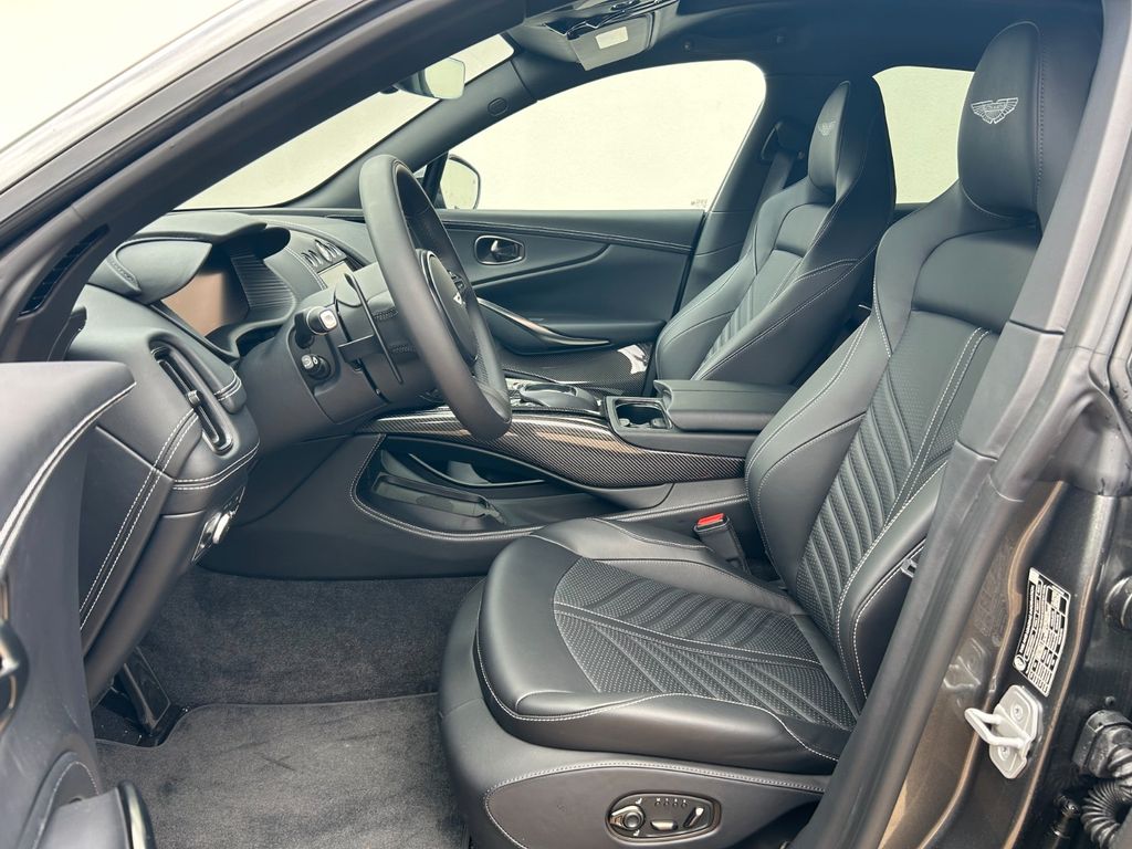 Aston Martin DBX 2024