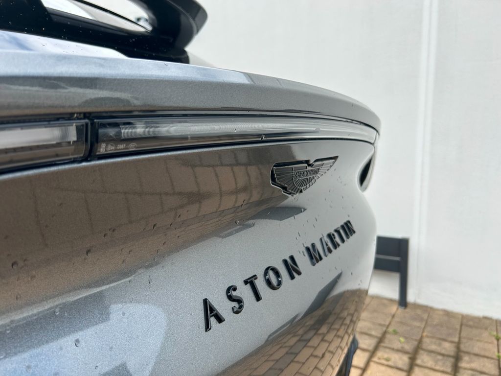 Aston Martin DBX 2024