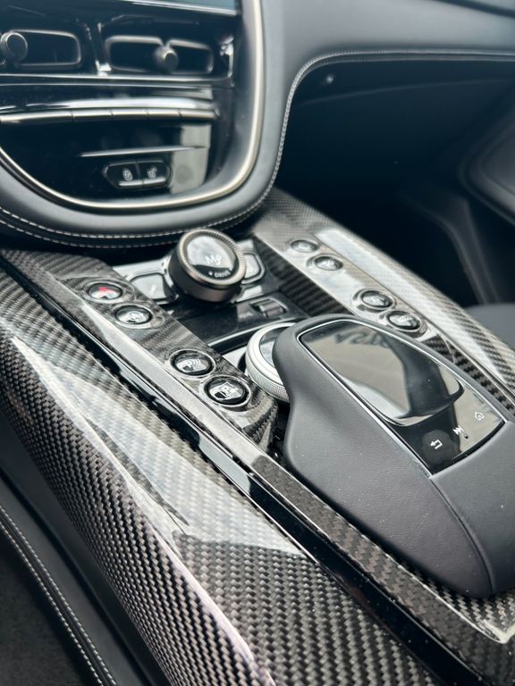 Aston Martin DBX 2024