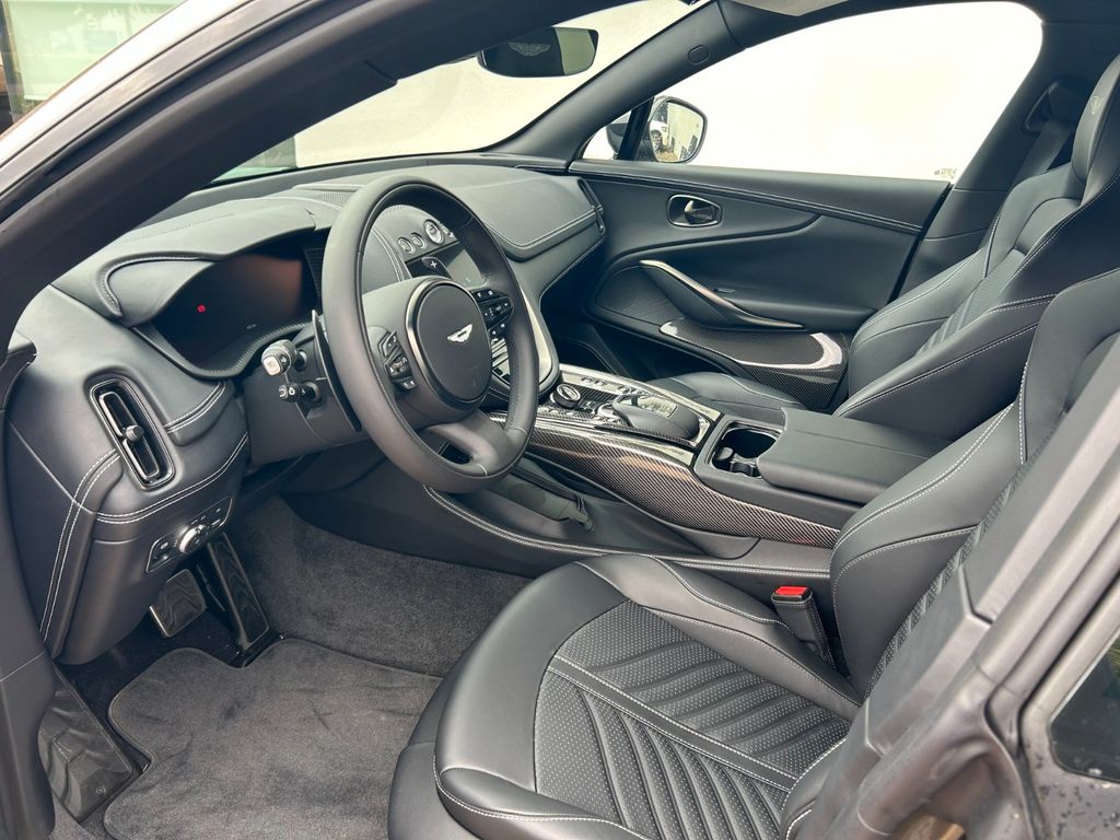 Aston Martin DBX 2024