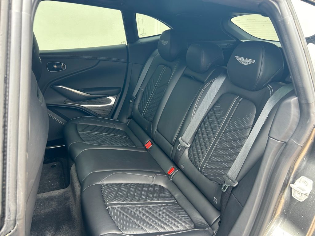 Aston Martin DBX 2024