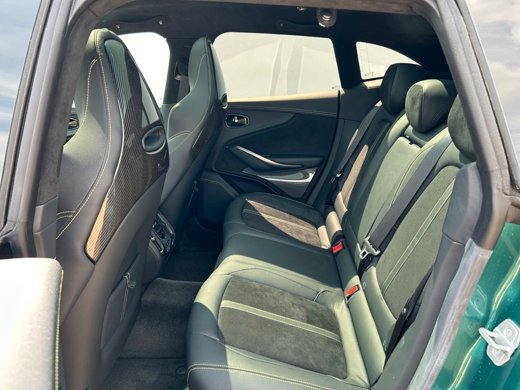 Aston Martin DBX 2025