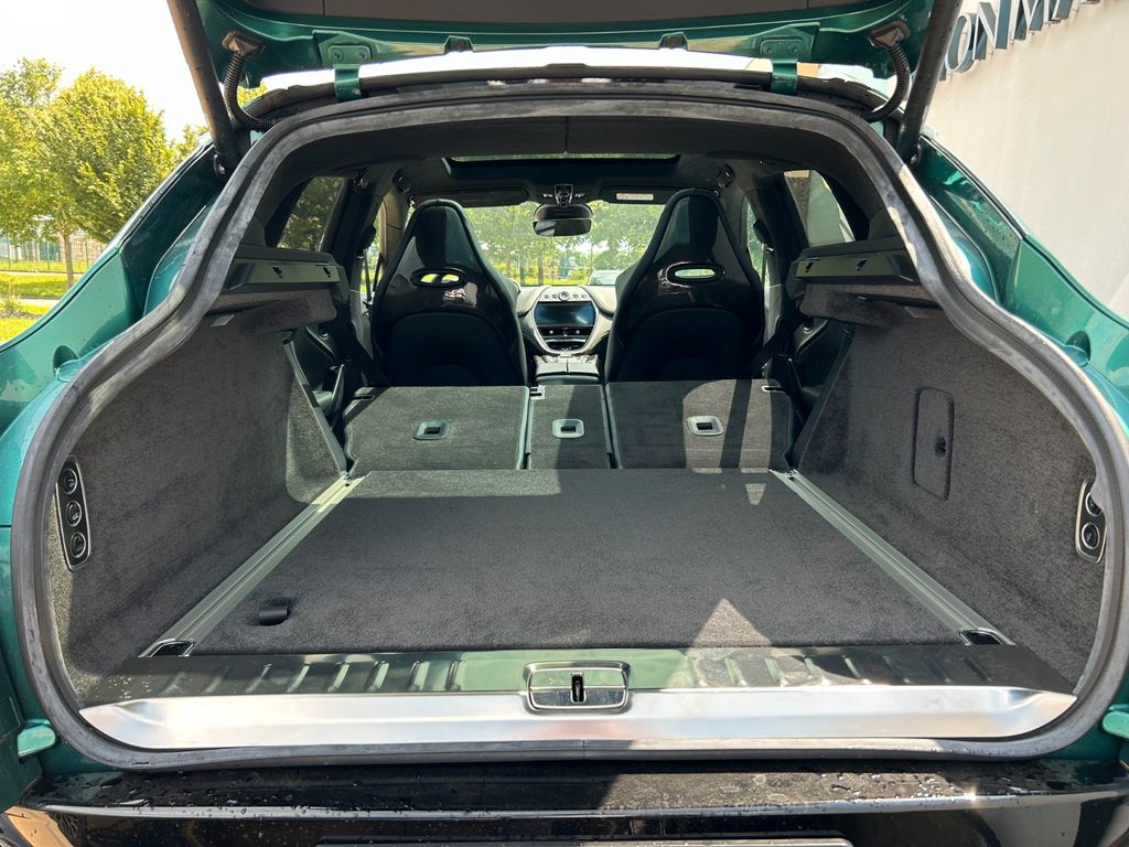 Aston Martin DBX 2025