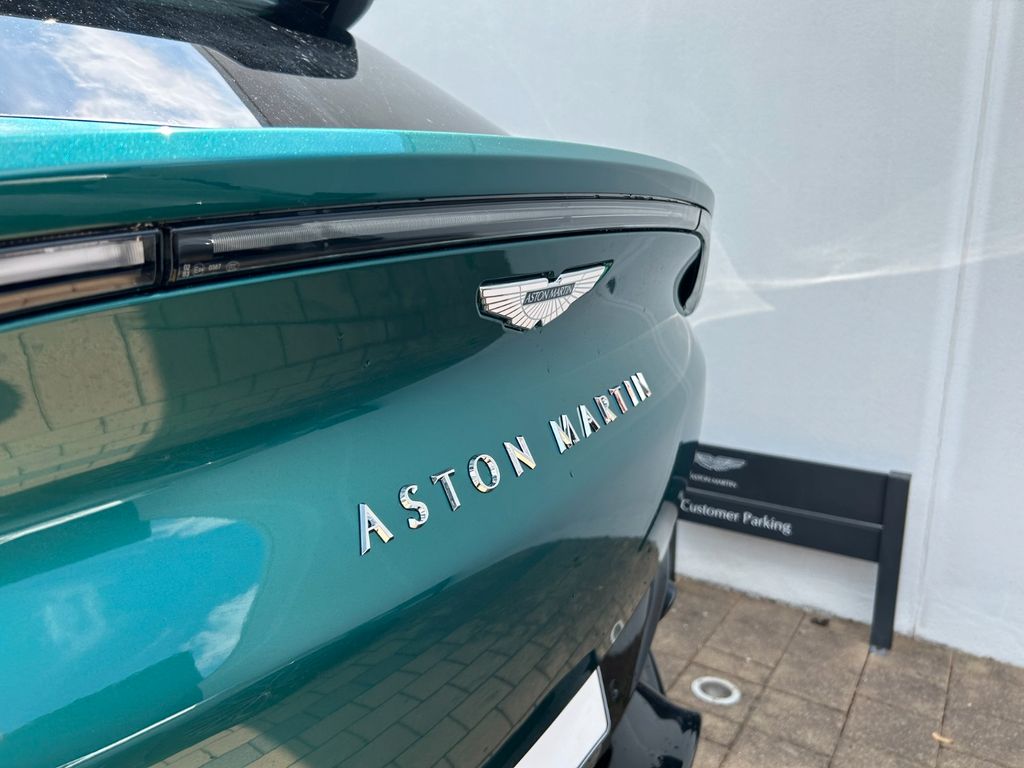 Aston Martin DBX 2025