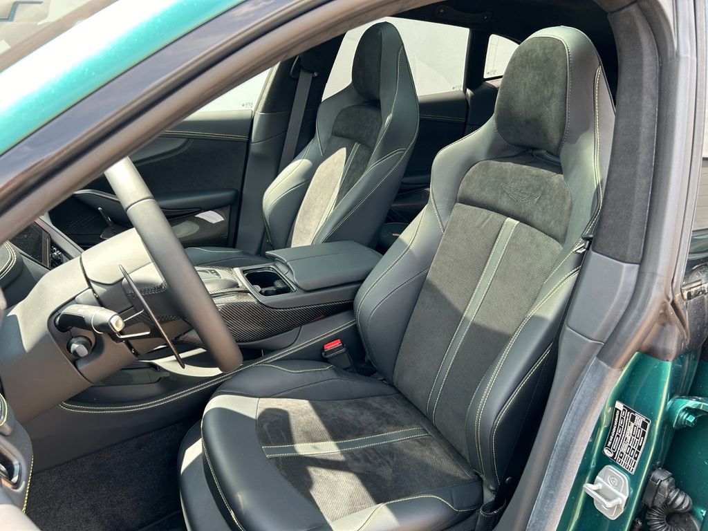 Aston Martin DBX 2025