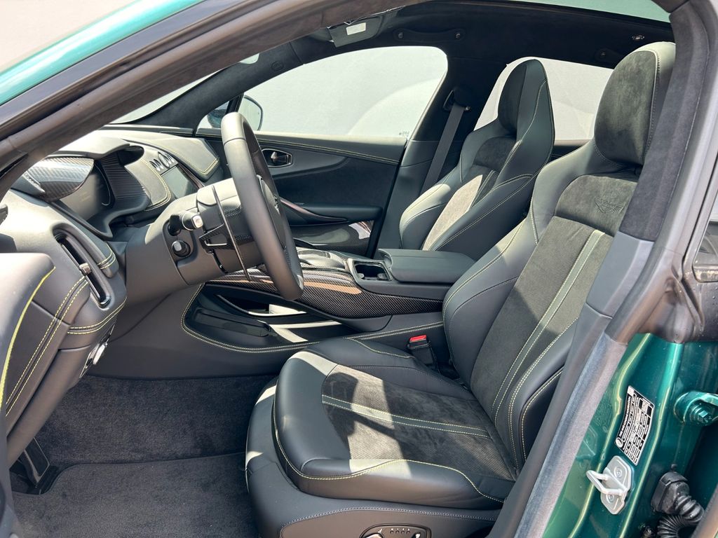 Aston Martin DBX 2025