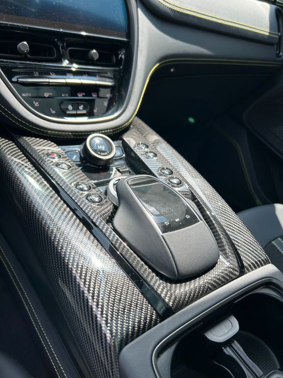 Aston Martin DBX 2025