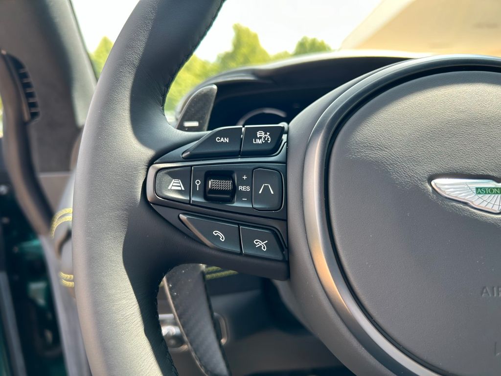 Aston Martin DBX 2025