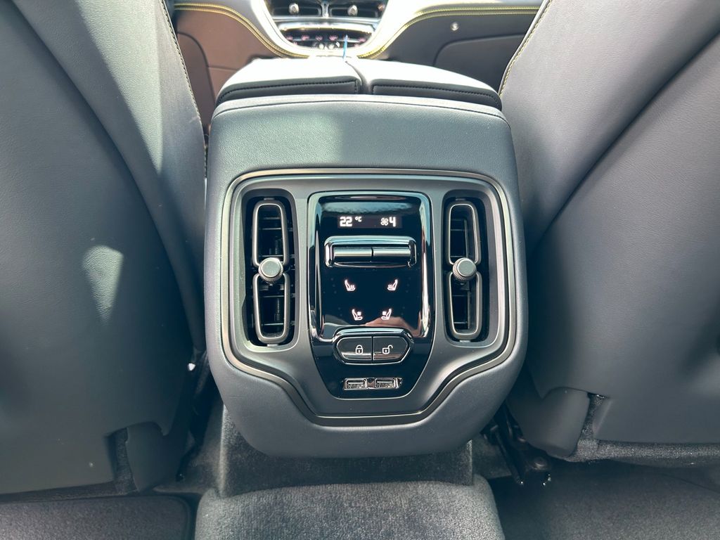 Aston Martin DBX 2025