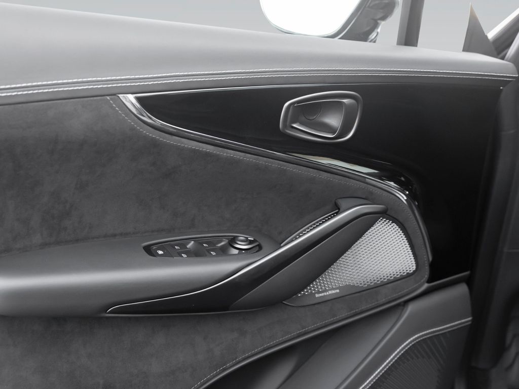 Aston Martin DBX 2025