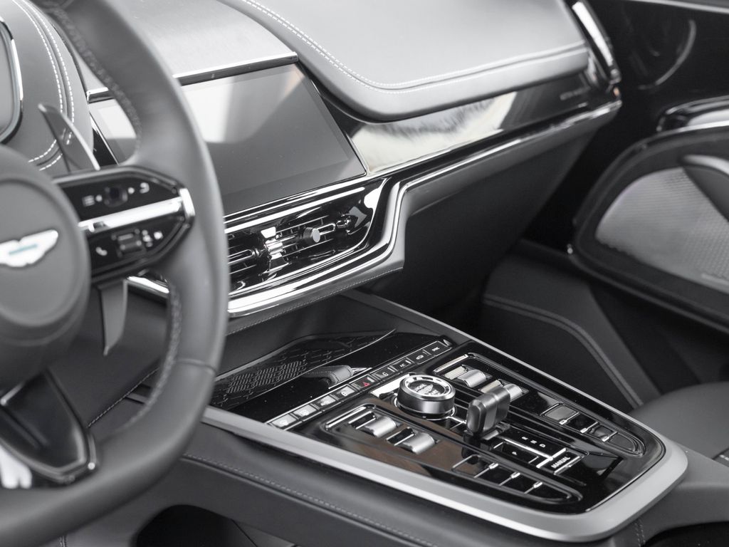 Aston Martin DBX 2025