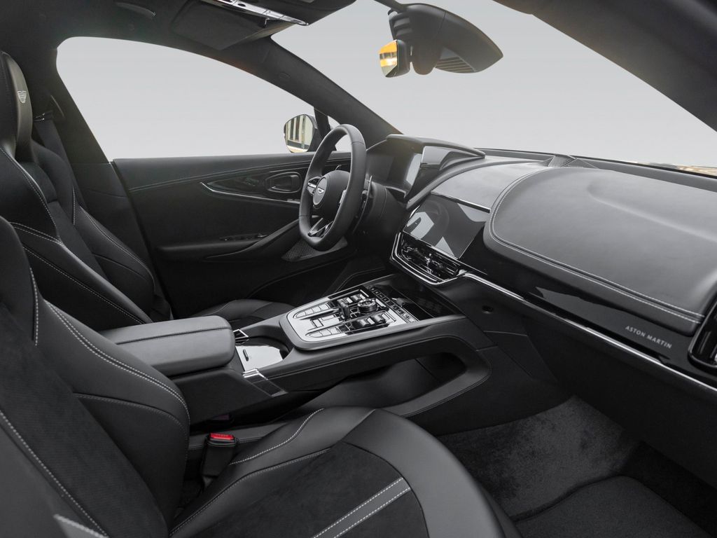 Aston Martin DBX 2025