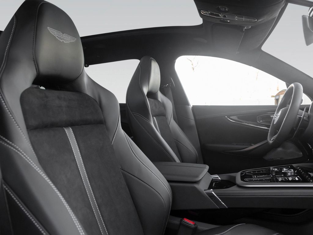 Aston Martin DBX 2025