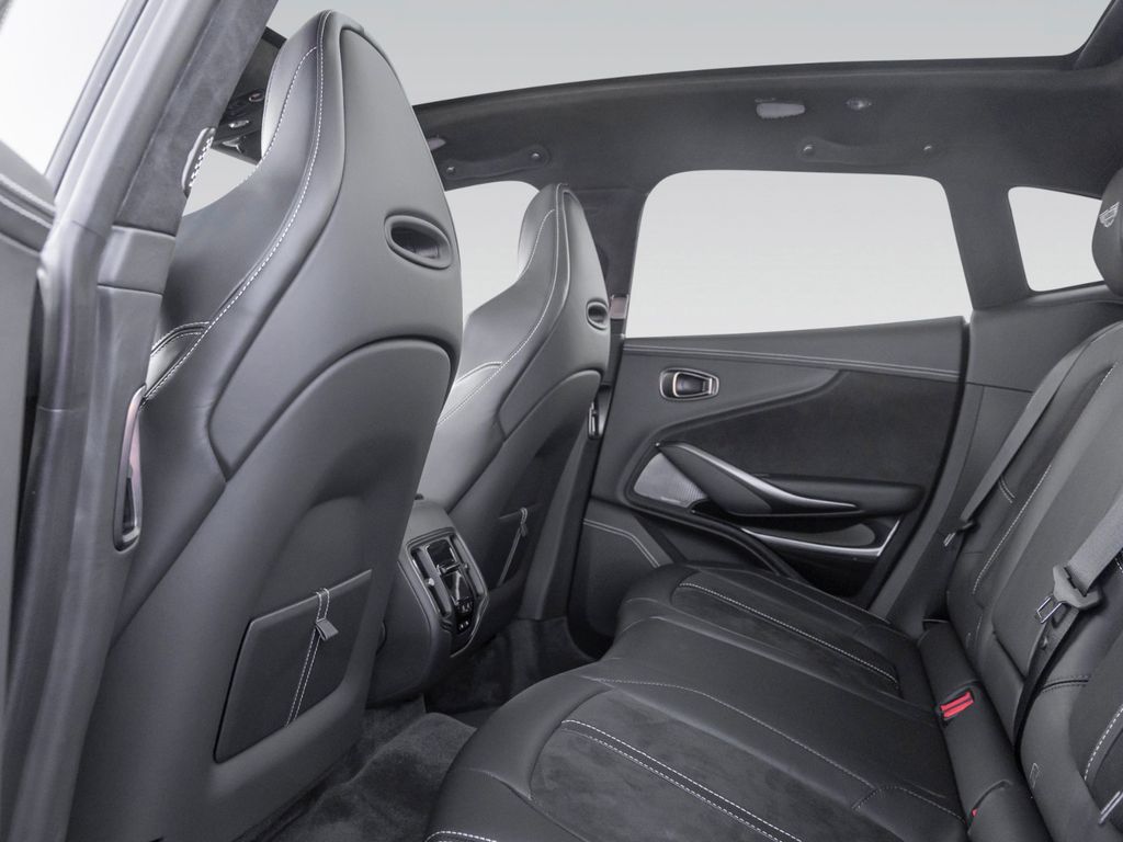 Aston Martin DBX 2025