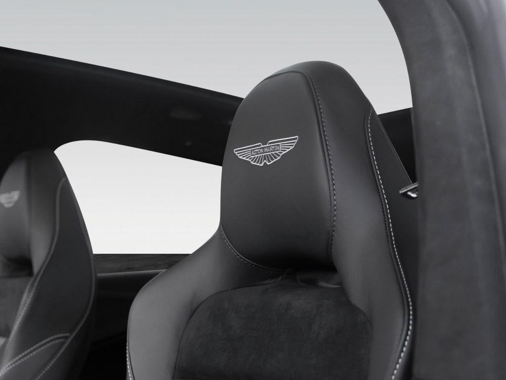 Aston Martin DBX 2025