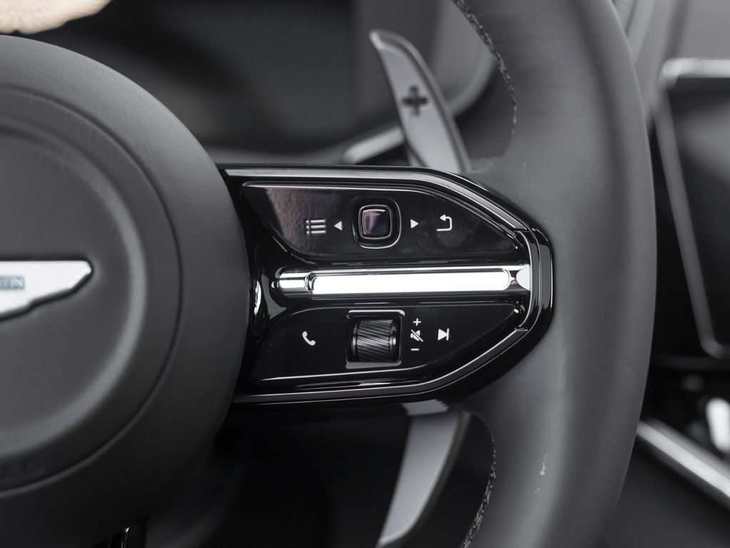 Aston Martin DBX 2025