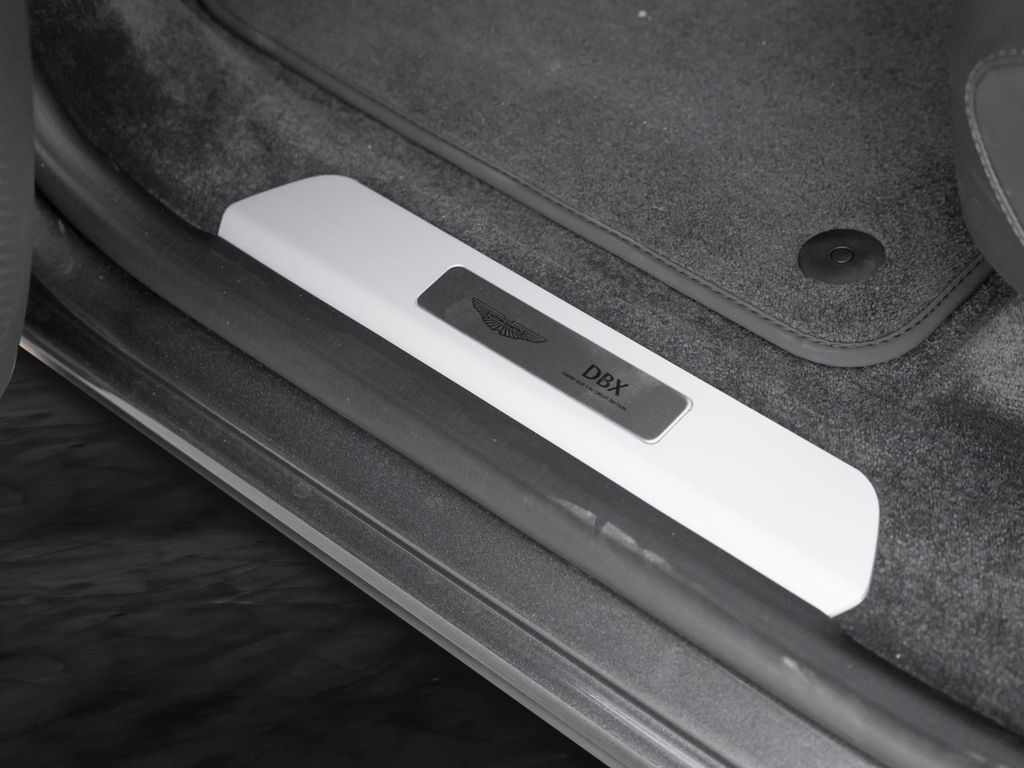 Aston Martin DBX 2025