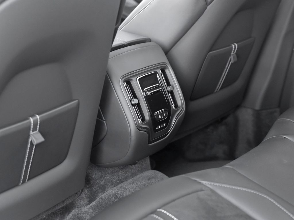 Aston Martin DBX 2025