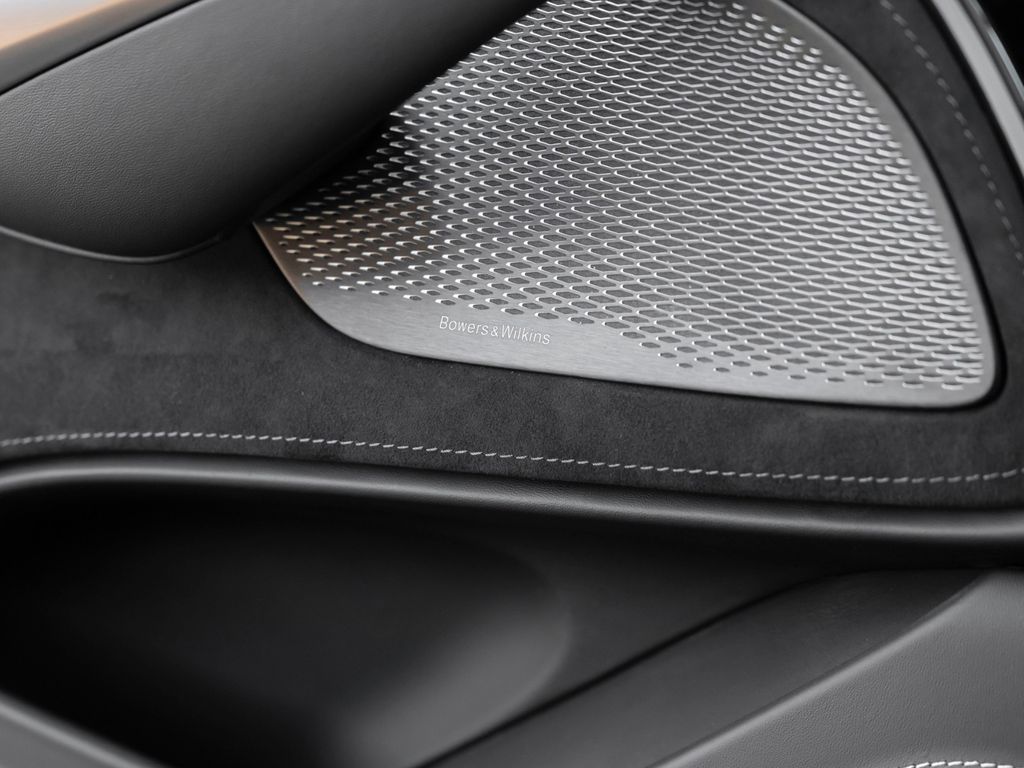 Aston Martin DBX 2025