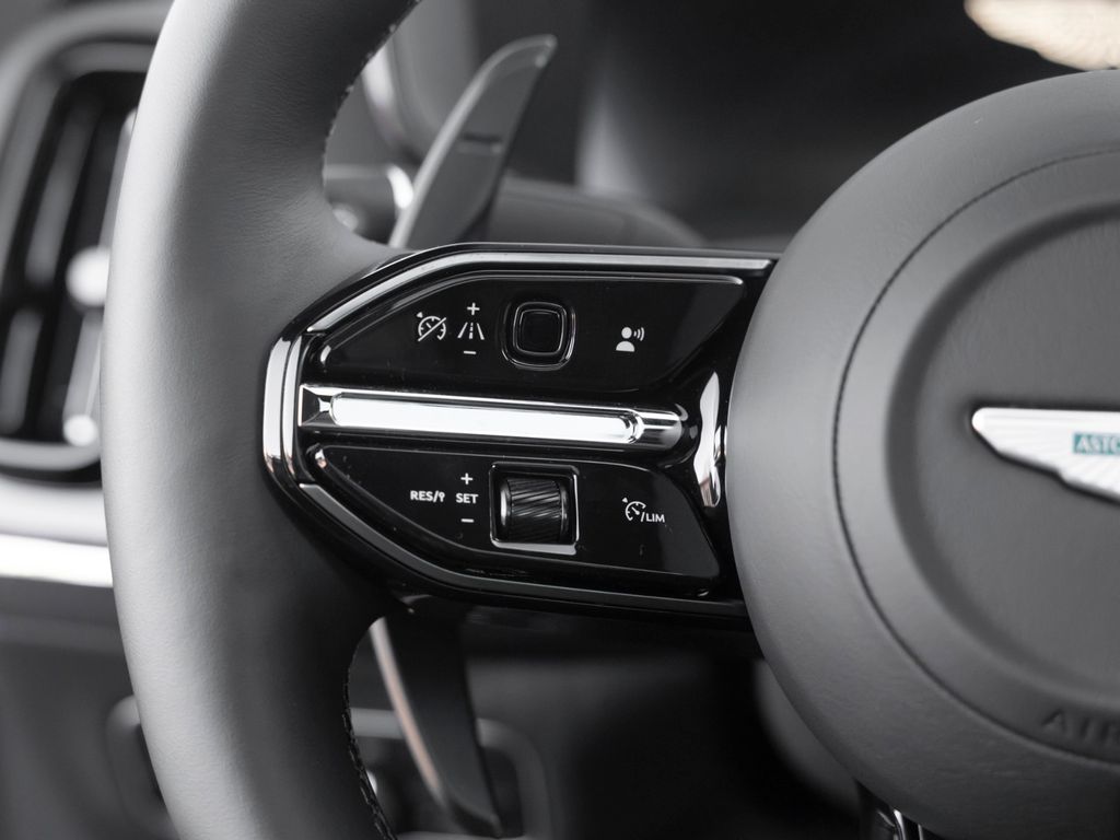 Aston Martin DBX 2025