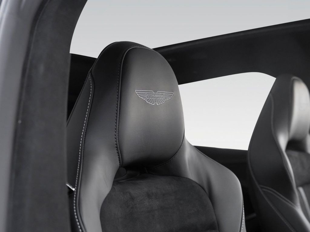 Aston Martin DBX 2025